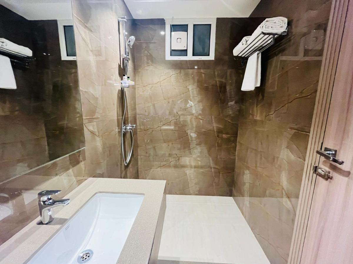 Hotel The Royal Vista พาราณสี ภายนอก รูปภาพ