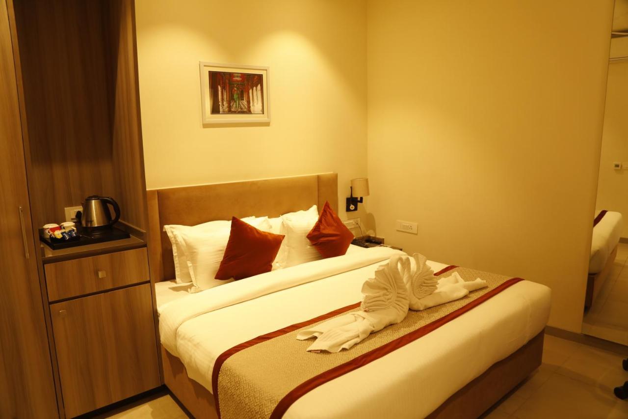 Hotel The Royal Vista พาราณสี ภายนอก รูปภาพ