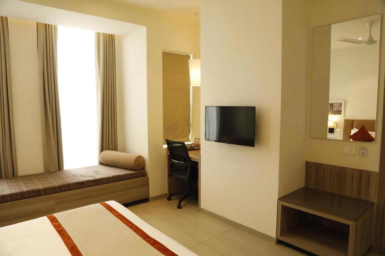 Hotel The Royal Vista พาราณสี ภายนอก รูปภาพ