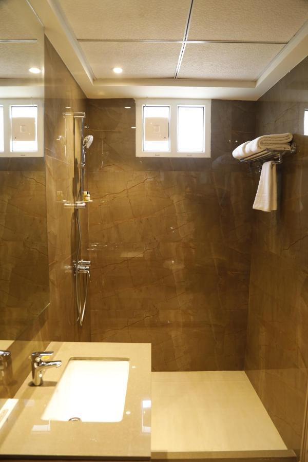 Hotel The Royal Vista พาราณสี ภายนอก รูปภาพ