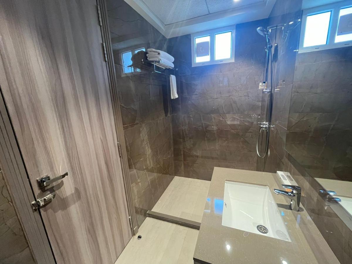 Hotel The Royal Vista พาราณสี ภายนอก รูปภาพ