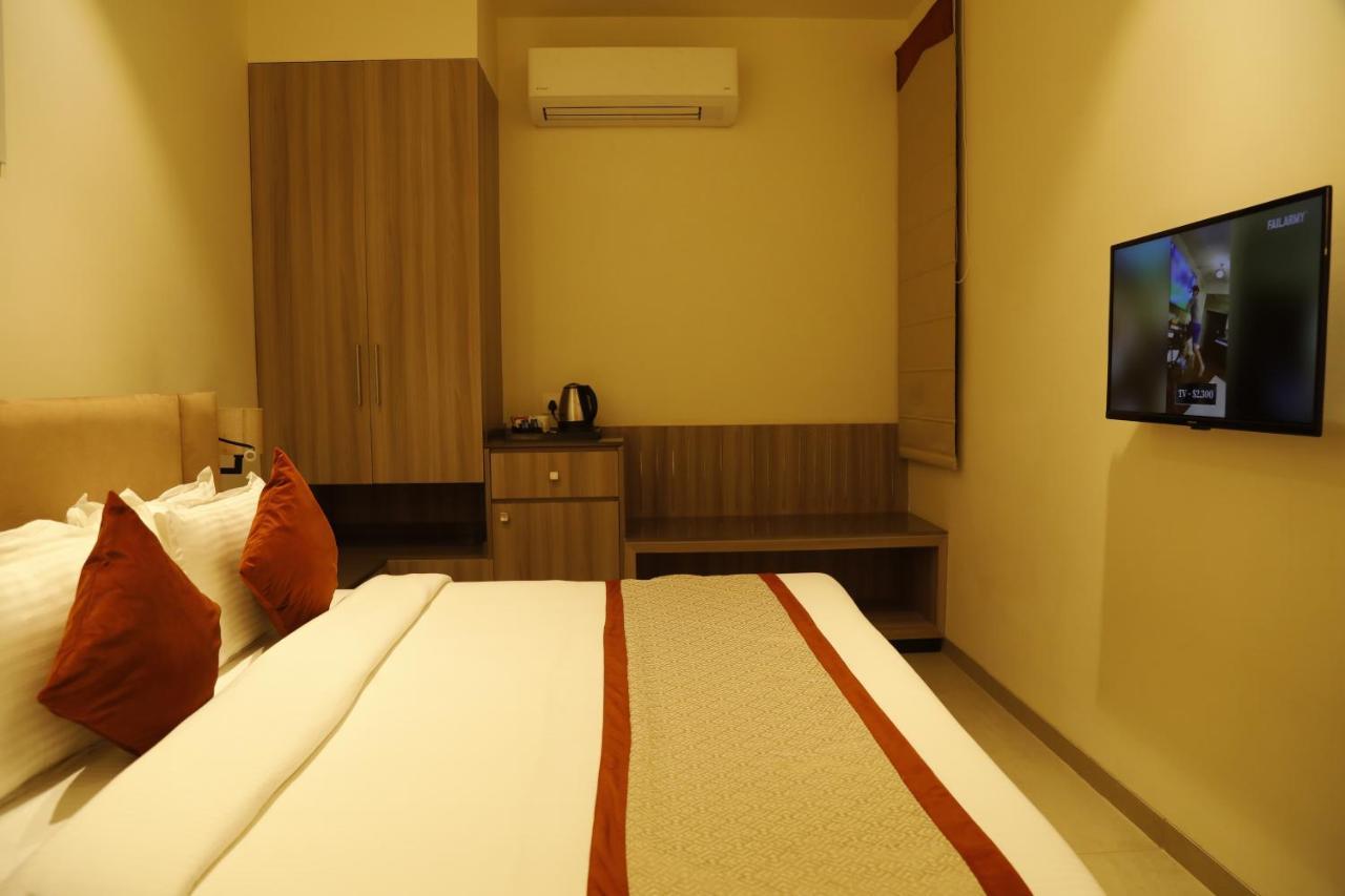 Hotel The Royal Vista พาราณสี ภายนอก รูปภาพ