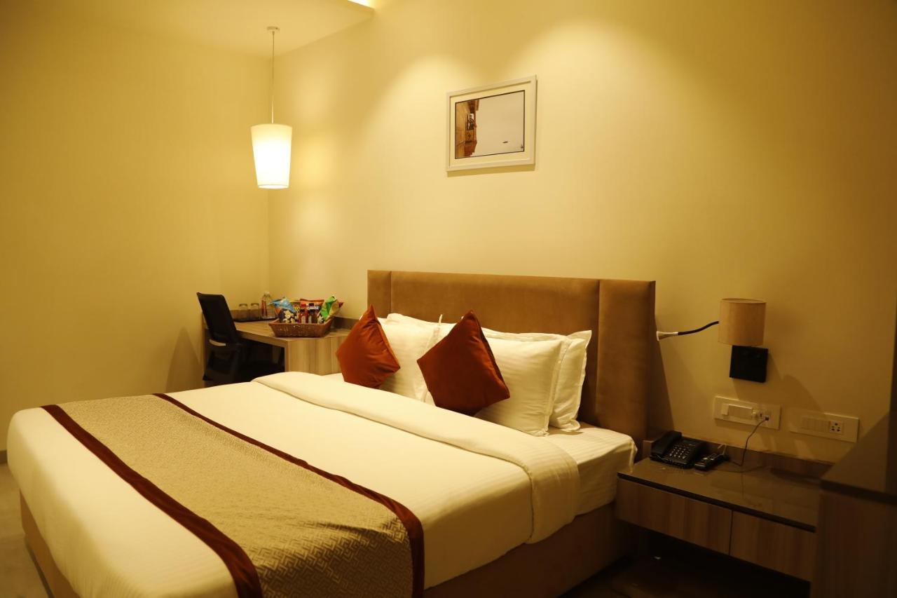 Hotel The Royal Vista พาราณสี ภายนอก รูปภาพ