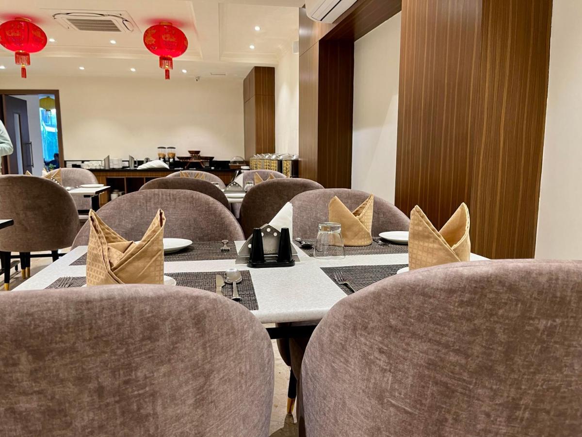 Hotel The Royal Vista พาราณสี ภายนอก รูปภาพ