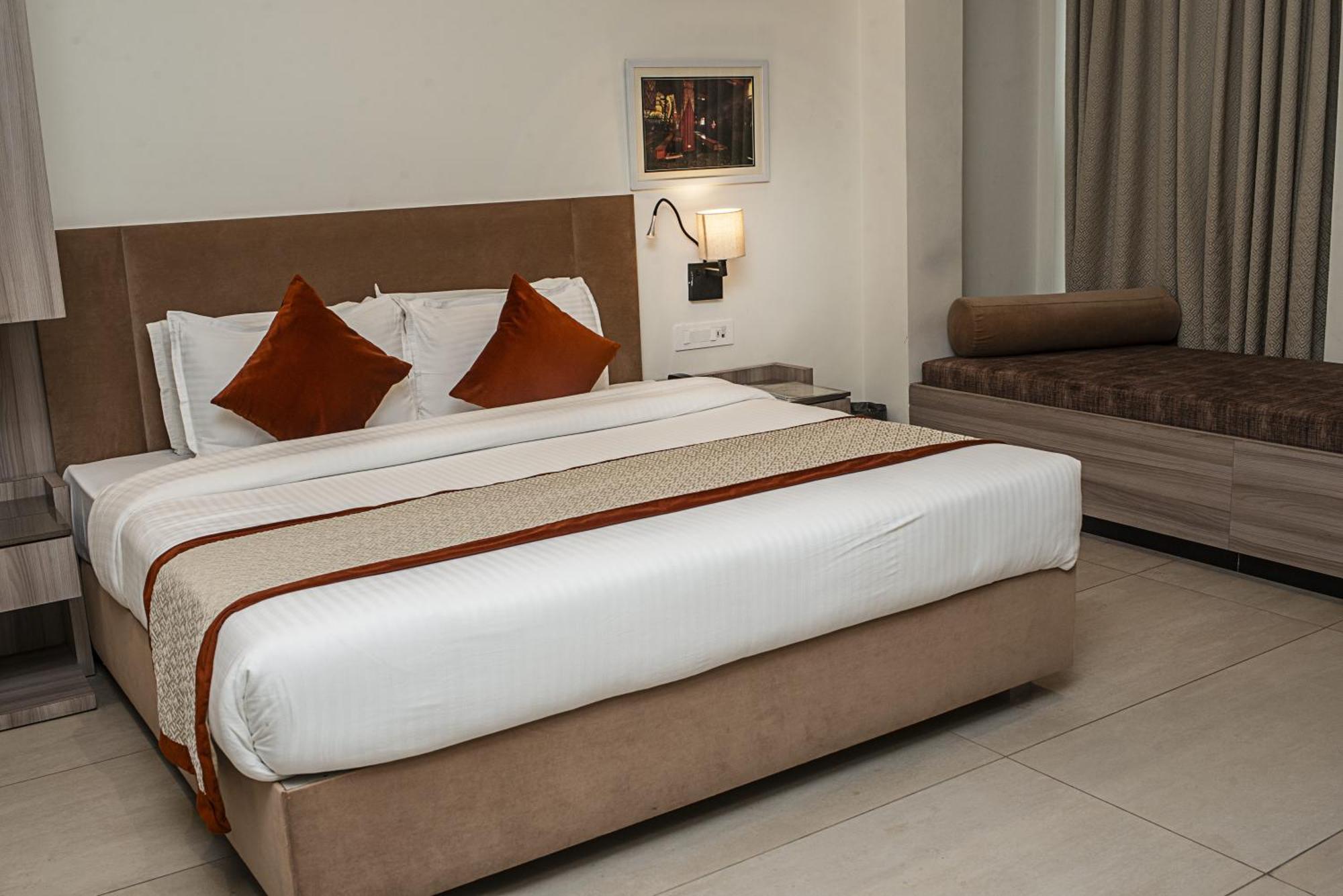 Hotel The Royal Vista พาราณสี ภายนอก รูปภาพ